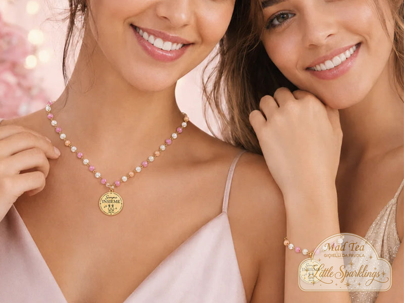 I cristalli dalle sfumature delicate accompagnano il gioiello come tanti piccoli momenti condivisi: giorni leggeri, confidenze, avventure, abbracci, qualche lacrima e tutte quelle cose che, una dopo l’altra, costruiscono una storia che diventa solo vostra.

