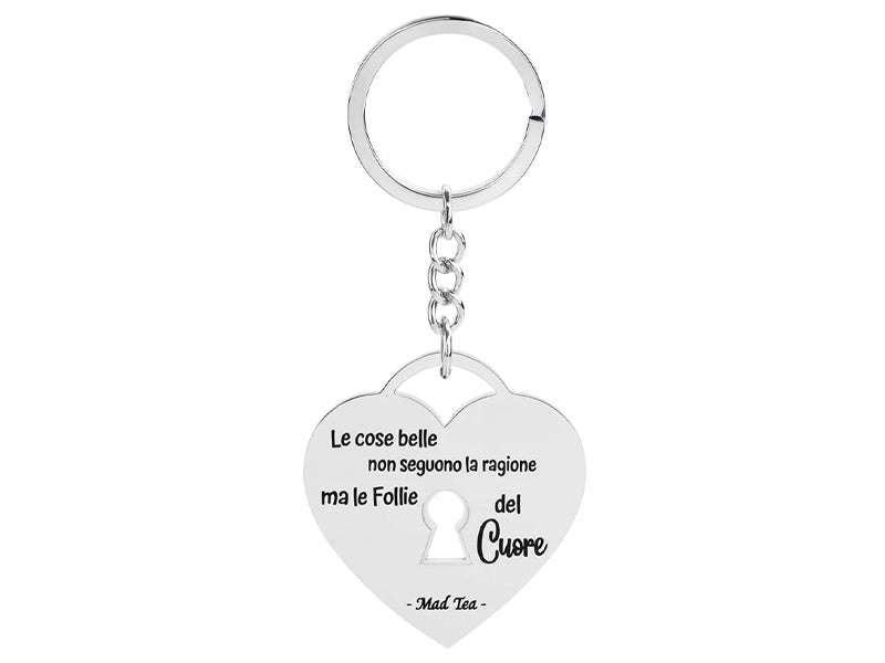 Questo portachiavi a forma di serratura è un invito ad ascoltare ciò che senti davvero. Un simbolo prezioso che custodisce emozioni, desideri e sogni, ricordando che le scelte più belle non seguono sempre la logica, ma il battito del cuore.