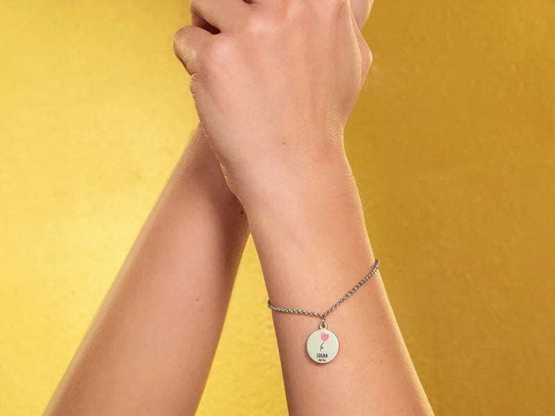 Bracciale con piccolo palloncino a forma di cuore simbolo di gioia, libertà e speranza associate al realizzare i propri sogni.
