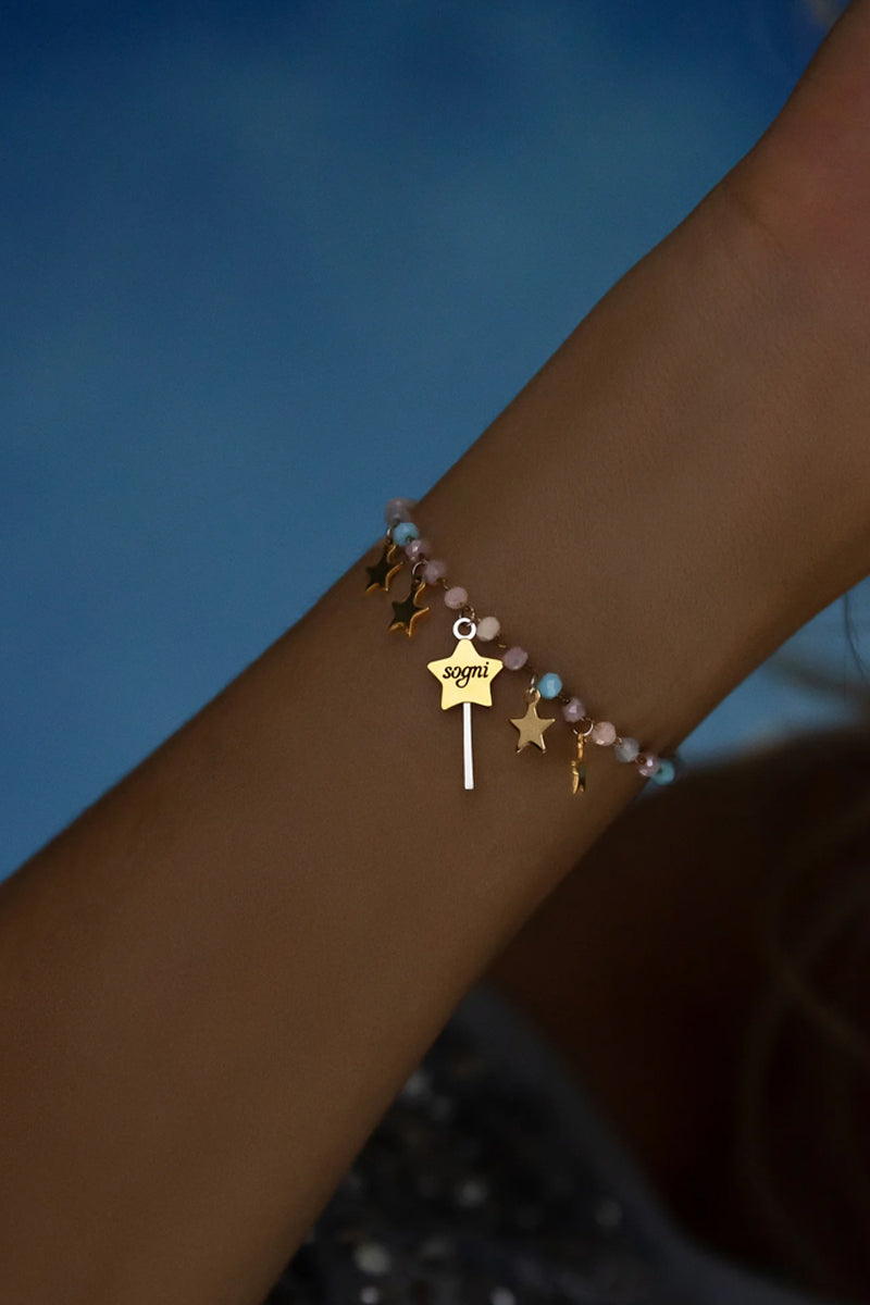 Bracciale Cenerentola bacchetta magica “Sogni di magia” indossato da modella Mad Tea per la collezione Cenerentola Disney