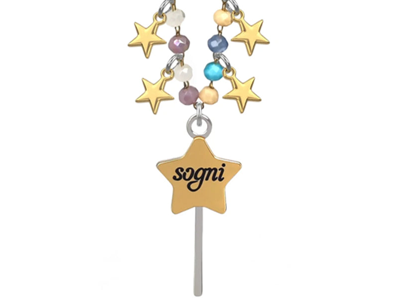 Collana con dolce bacchetta magica con incisa la parola “sogni” e catena di cristalli colorati con piccole stelline dorate di magia.