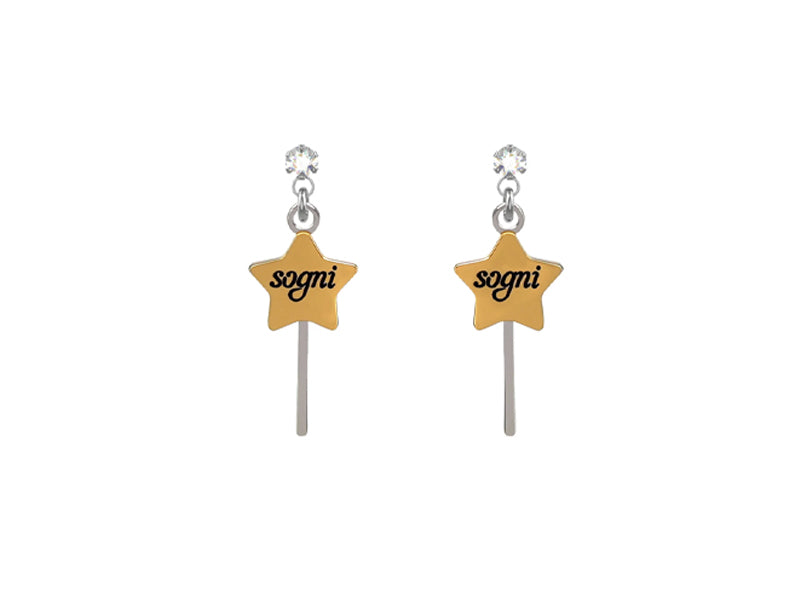<p>Orecchini con dolci bacchette magiche con incisa la parola “sogni”. Montatura con cristallo.</p> <p>&nbsp;</p>