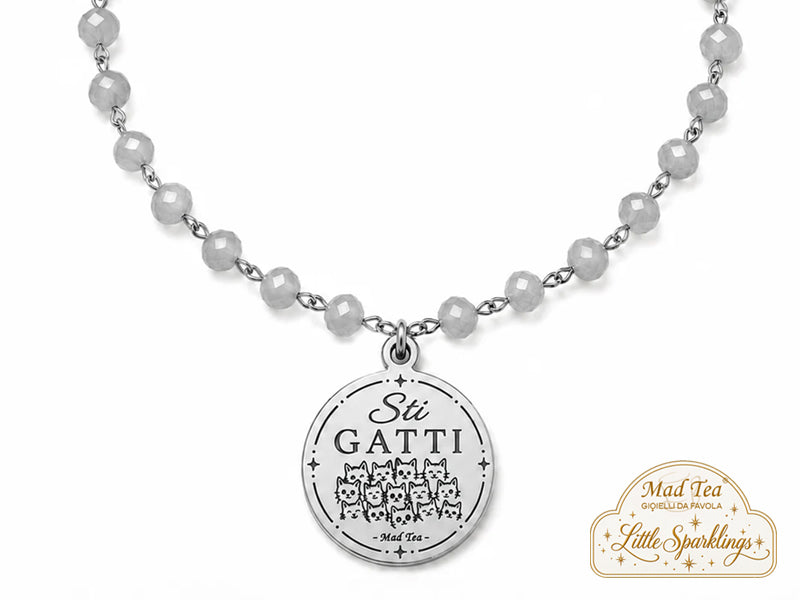 I cristalli luminosi danno al bracciale un tocco fresco e brillante, mentre il ciondolo pieno di gattini racconta tutto il resto: simpatia, carattere e quella faccia tosta che serve quando le giornate prendono una piega un po’ troppo seria.