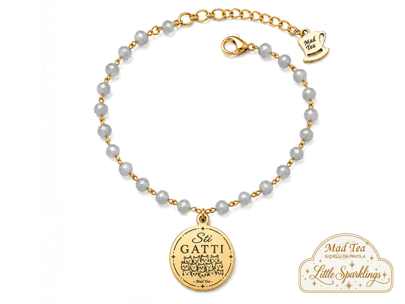 Questo bracciale è dedicato a chi ama ridere, sdrammatizzare e affrontare la vita con quella giusta dose di ironia.