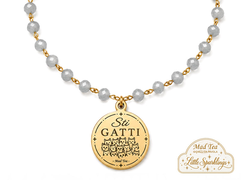 I cristalli luminosi danno al bracciale un tocco fresco e brillante, mentre il ciondolo pieno di gattini racconta tutto il resto: simpatia, carattere e quella faccia tosta che serve quando le giornate prendono una piega un po’ troppo seria.