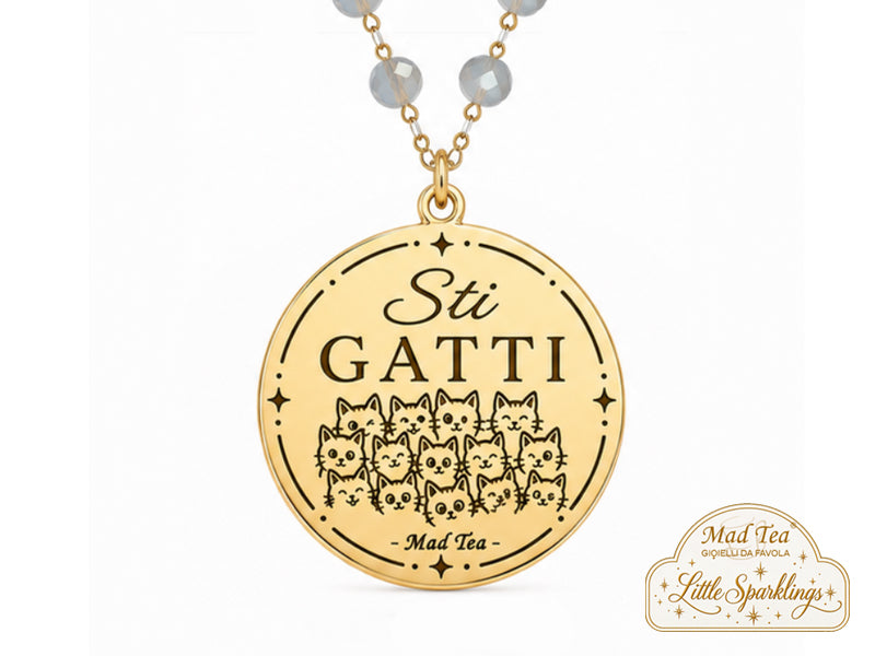 I cristalli luminosi danno alla collana un tocco fresco e brillante, mentre il ciondolo pieno di gattini racconta tutto il resto: simpatia, carattere e quella faccia tosta che serve quando le giornate prendono una piega un po’ troppo seria.