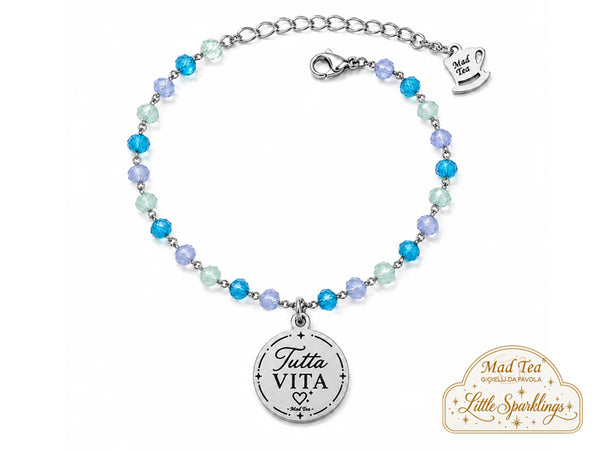 Il bracciale “Tutta Vita” nasce proprio da qui: dal desiderio di vivere le cose fino in fondo, senza risparmiarsi troppo. Le giornate belle, quelle storte, gli incontri che cambiano qualcosa, le risate improvvise, le persone che restano e perfino quelle che ci insegnano qualcosa andando via.