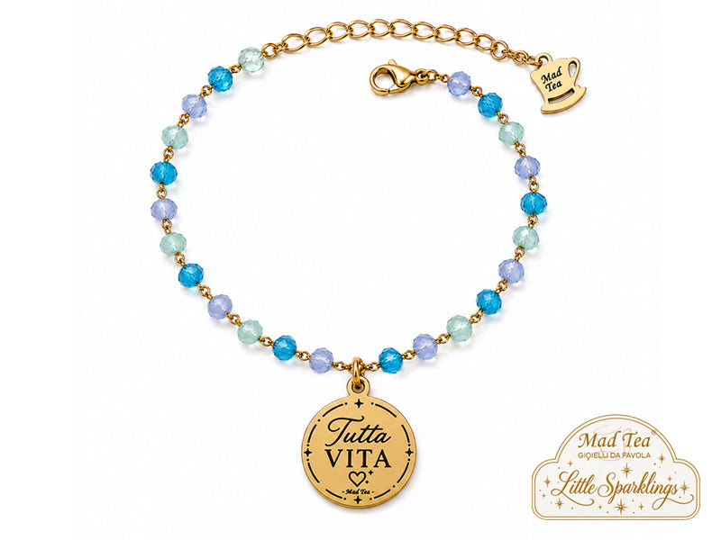 Il bracciale “Tutta Vita” nasce proprio da qui: dal desiderio di vivere le cose fino in fondo, senza risparmiarsi troppo. Le giornate belle, quelle storte, gli incontri che cambiano qualcosa, le risate improvvise, le persone che restano e perfino quelle che ci insegnano qualcosa andando via.