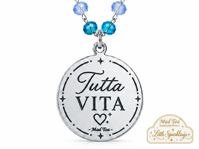 La collana “Tutta Vita” nasce proprio da qui: dal desiderio di vivere le cose fino in fondo, senza risparmiarsi troppo. Le giornate belle, quelle storte, gli incontri che cambiano qualcosa, le risate improvvise, le persone che restano e perfino quelle che ci insegnano qualcosa andando via.
