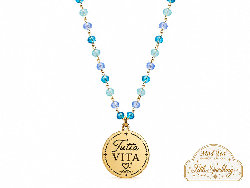 La collana “Tutta Vita” nasce proprio da qui: dal desiderio di vivere le cose fino in fondo, senza risparmiarsi troppo. Le giornate belle, quelle storte, gli incontri che cambiano qualcosa, le risate improvvise, le persone che restano e perfino quelle che ci insegnano qualcosa andando via.