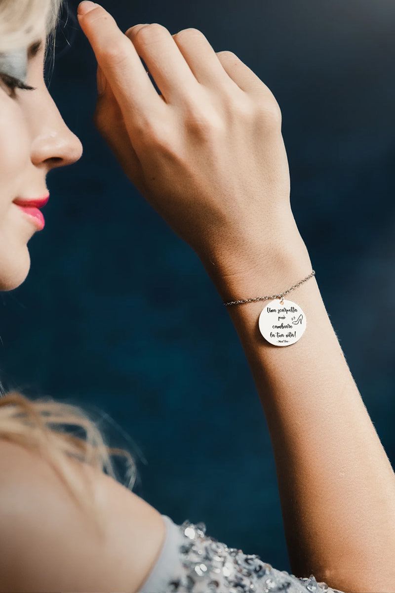 Bracciale con ciondolo con incisa la frase “Una scarpetta può cambiare la tua vita”.
