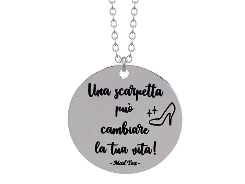 <p>Collana con ciondolo con incisa la frase “Una scarpetta può cambiare la tua vita”.</p> <p>&nbsp;</p>