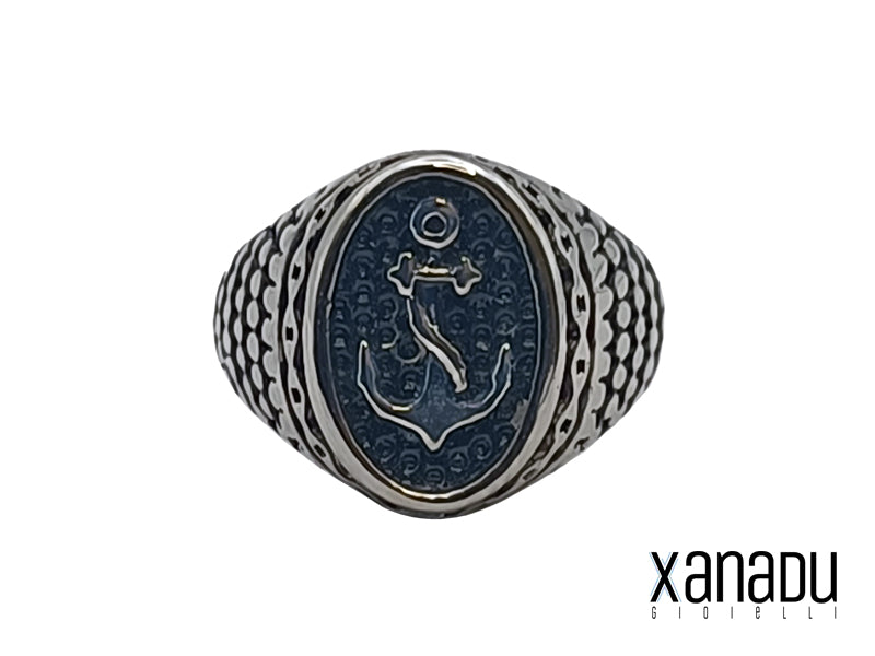 Anello in acciaio inossidabile Chevalier con stemma ovale con ancora.

L'anello è in acciaio anticato, il processo di anticatura crea piu' contrasto di colore tra la parte lucida e la parte brunita.