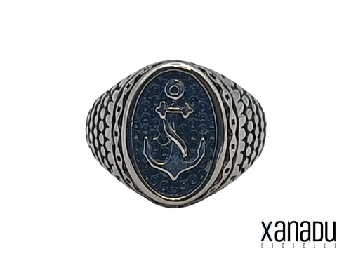 Anello in acciaio inossidabile Chevalier con stemma ovale con ancora.

L'anello è in acciaio anticato, il processo di anticatura crea piu' contrasto di colore tra la parte lucida e la parte brunita.