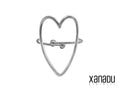 Risplendi con il nostro anello a forma di cuore in acciaio inossidabile. Questo gioiello incarna l'amore e la raffinatezza, perfetto per ogni occasione. Aggiungi un tocco di eleganza al tuo look con questo anello dal design semplice ma significativo. Misura regolabile