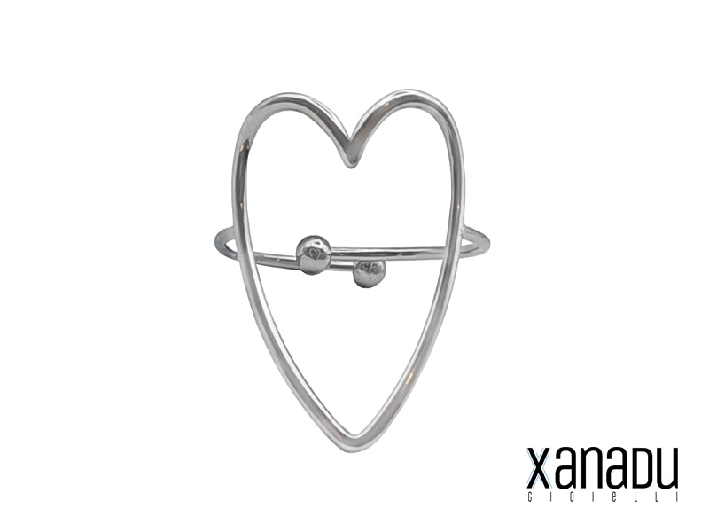 Risplendi con il nostro anello a forma di cuore in acciaio inossidabile. Questo gioiello incarna l'amore e la raffinatezza, perfetto per ogni occasione. Aggiungi un tocco di eleganza al tuo look con questo anello dal design semplice ma significativo. Misura regolabile