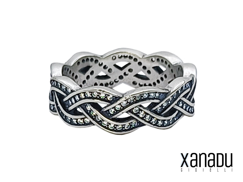 Anello da donna realizzato in acciaio inossidabile splendidamente intrecciato, tempestato di scintillanti zirconi.