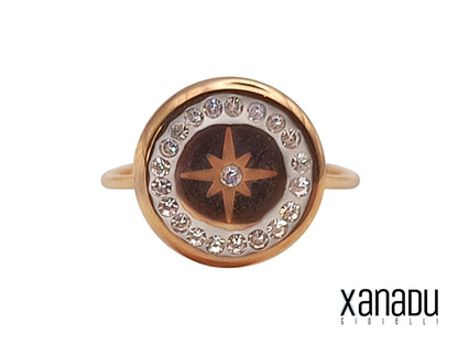 L'anello Polaris aggiungerà un tocco lussuoso e glamour al tuo look. È realizzato in acciaio inossidabile con un design placcato oro ed è decorato con una rosa dei venti al centro su circondata da zirconi bianchi.