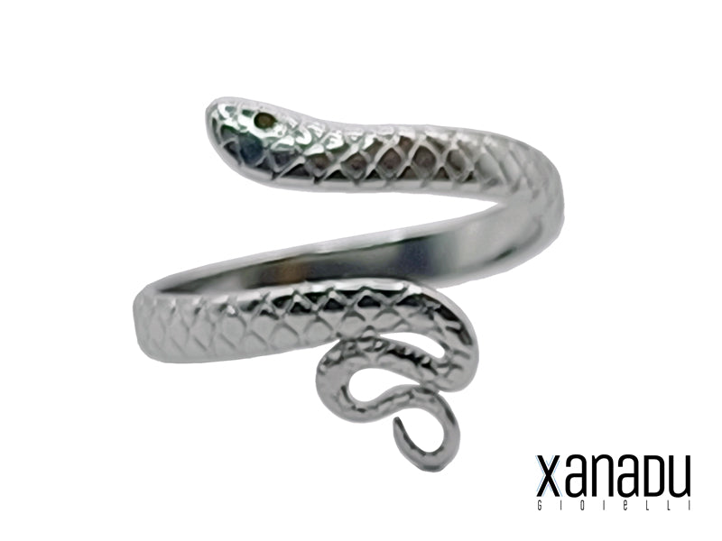 Anello realizzato in acciaio inossidabile argentato molto leggero, semplice, minimalista, adatto a essere indossato anche come anello multiplo.