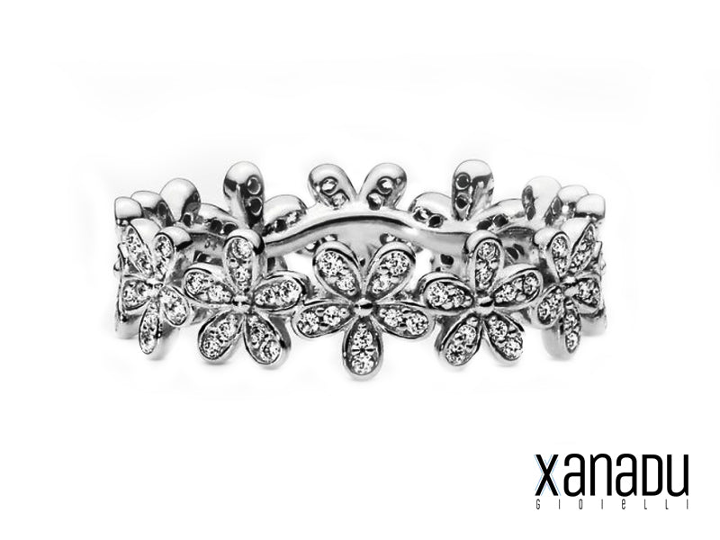 Questo scintillante anello margherita in acciaio inossidabile avvolge il dito con i suoi fiori delicati. Emblema di gioia e felicità, la preziosa coroncina di margherite è ornata di pietre di zirconia cubica scintillante che giocano con la luce. Da indossare da solo per un look semplice ed elegante per un favoloso look floreale.