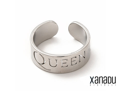 Un elegante anello a fascia regolabile, realizzato in acciaio inossidabile di alta qualità, con la scritta "Queen" incisa sottilmente sulla fascia. Confortevole ed elegante.