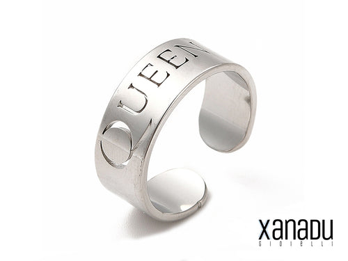 Questo anello sussurra di potere e grazia. La parola "Queen" incisa sulla fascia in acciaio è un incantesimo magico, un promemoria della tua forza interiore e del tuo spirito regale. Indossa e scatena la tua maestà interiore.