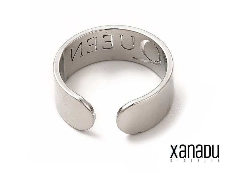 Questo anello regolabile è realizzato in acciaio inossidabile durevole e ipoallergenico. L'iscrizione "Queen" è incisa a laser con precisione per una qualità duratura. La fascia comoda consente una vestibilità perfetta su qualsiasi dito. Un accessorio perfetto per tutti i giorni o per occasioni speciali.