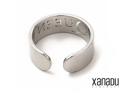 Questo anello regolabile è realizzato in acciaio inossidabile durevole e ipoallergenico. L'iscrizione "Queen" è incisa a laser con precisione per una qualità duratura. La fascia comoda consente una vestibilità perfetta su qualsiasi dito. Un accessorio perfetto per tutti i giorni o per occasioni speciali.