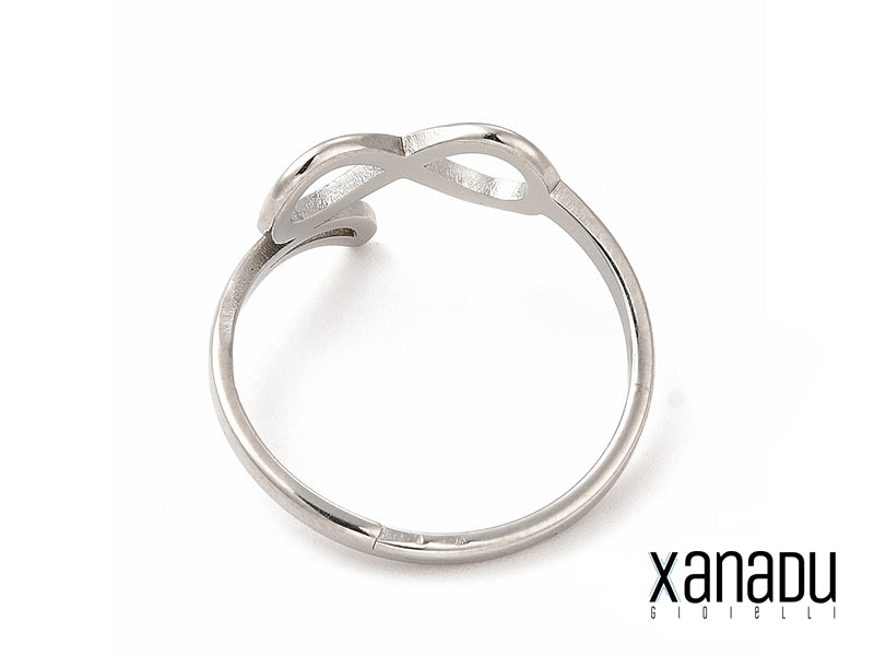Questo anello è realizzato in acciaio inossidabile di alta qualità, resistente e ipoallergenico. Il simbolo dell'infinito è inciso con precisione sulla fascia dell'anello, creando un design minimalista ma di grande impatto. La sua forma semplice lo rende perfetto per essere indossato ogni giorno.