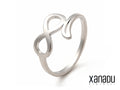 Anello in acciaio inossidabile, con un design semplice ed elegante a forma di simbolo dell'infinito. La superficie liscia e lucida dell'acciaio lo rende un accessorio versatile.