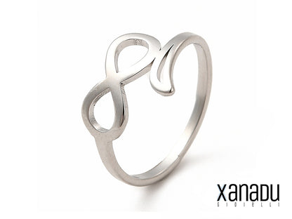 Anello in acciaio inossidabile, con un design semplice ed elegante a forma di simbolo dell'infinito. La superficie liscia e lucida dell'acciaio lo rende un accessorio versatile.