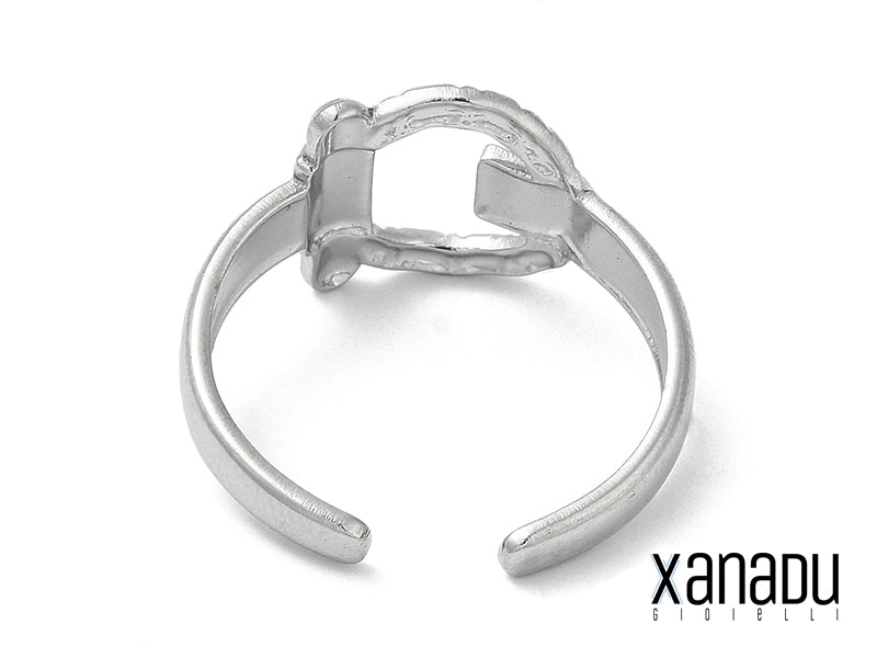 Questo anello è così elegante che ti farà sentire una regina (o un re!) anche solo indossandolo per andare a fare la spesa! Il suo design a fibbia è un tocco di originalità che non passerà inosservato. Preparati a ricevere complimenti a pioggia!