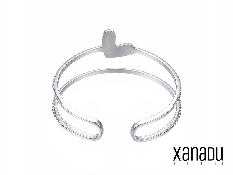 L'anello a polsino è realizzato con due fili d'acciaio inossidabile lavorati con cura, che si uniscono in un design elegante e moderno. Un delicato cuoricino argentato è posizionato al centro, aggiungendo un tocco romantico e sofisticato. Un accessorio perfetto per ogni occasione.