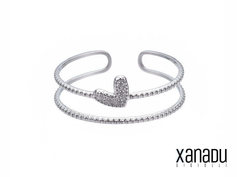 Attenzione: questo anello a polsino potrebbe causare un'improvvisa voglia di fare gesti romantici! Realizzato con due fili d'acciaio inossidabile e un cuoricino argentato, è l'accessorio perfetto per chi vuole portare un po' d'amore (e stile!) al polso. Preparati a ricevere complimenti e a diffondere felicità!