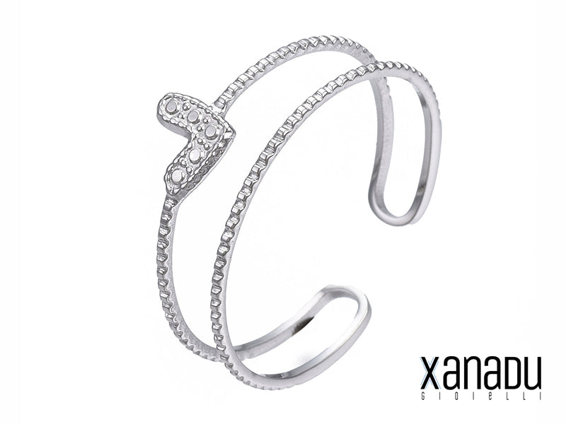 Un abbraccio d'amore per il tuo polso! Questo anello a polsino, realizzato con due fili d'acciaio inossidabile intrecciati e un cuoricino centrale argentato, è un simbolo di affetto e connessione. Un accessorio elegante e significativo, perfetto per esprimere i tuoi sentimenti con stile.