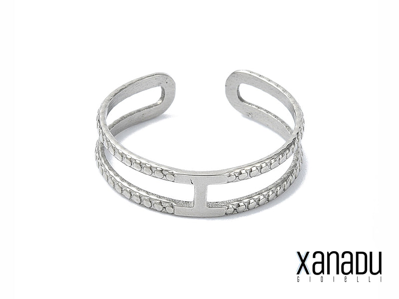 Scatena la tua anima rock con questo anello a polsino! Realizzato con due fili d'acciaio inossidabile borchiati con finitura argentata, è l'accessorio perfetto per chi ama un look audace e pieno di carattere. Un'esplosione di stile per il tuo polso, che non passerà inosservata.