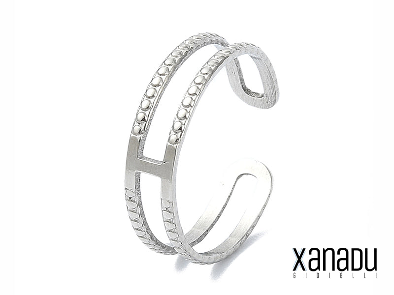 Attenzione: indossare questo anello a polsino potrebbe causare un'improvvisa voglia di fare headbanging! Realizzato con due fili d'acciaio inossidabile borchiati, è l'accessorio perfetto per chi ama un look ribelle e pieno di energia. Preparati a far vibrare il tuo stile!