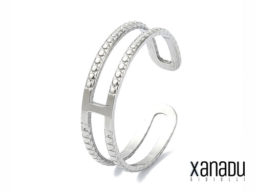 Attenzione: indossare questo anello a polsino potrebbe causare un'improvvisa voglia di fare headbanging! Realizzato con due fili d'acciaio inossidabile borchiati, è l'accessorio perfetto per chi ama un look ribelle e pieno di energia. Preparati a far vibrare il tuo stile!