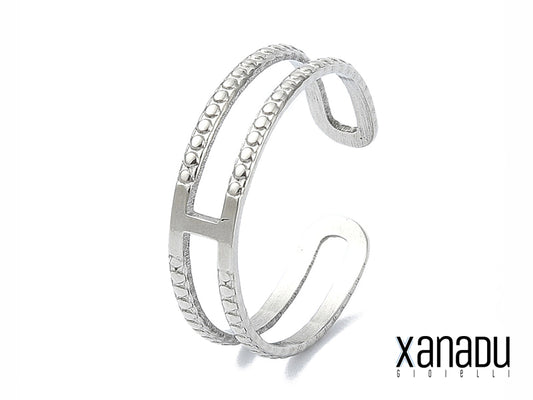 Attenzione: indossare questo anello a polsino potrebbe causare un'improvvisa voglia di fare headbanging! Realizzato con due fili d'acciaio inossidabile borchiati, è l'accessorio perfetto per chi ama un look ribelle e pieno di energia. Preparati a far vibrare il tuo stile!
