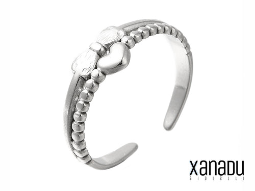 Questo anello a polsino è realizzato con due fili d'acciaio inossidabile: uno liscio che forma un elegante fiocco centrale e uno borchiato che aggiunge un tocco di audacia. Un cuore al centro completa il design, creando un accessorio versatile e alla moda, perfetto per ogni occasione.