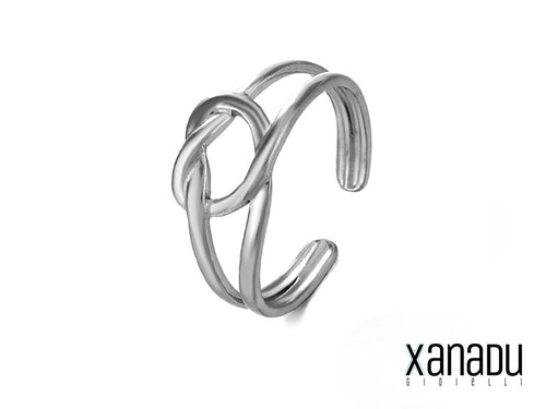 L'anello a polsino è realizzato con doppio filo di acciaio inossidabile lucido, intrecciato sapientemente per formare un delicato nodo a cuore al centro.