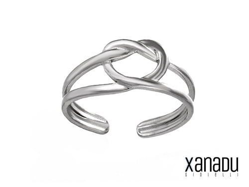 Questo raffinato anello a polsino è un accessorio versatile e di alta qualità. Realizzato in acciaio inossidabile di prima scelta, ipoallergenico e resistente alla corrosione, presenta una lavorazione artigianale che dona al nodo a cuore centrale una precisione e delicatezza uniche. 