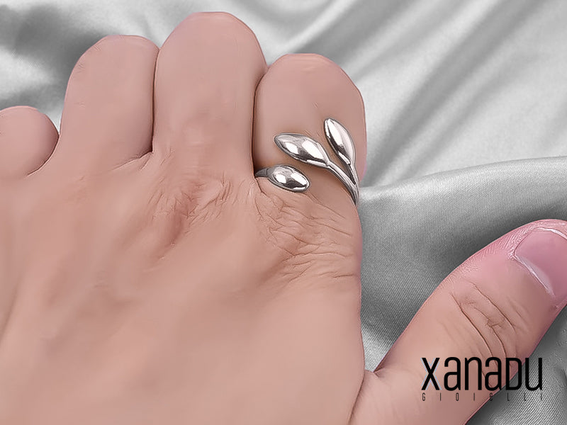 L'anello da donna è realizzato in acciaio inossidabile, regolabile per adattarsi a diverse dita. Il design presenta tre foglie finemente lavorate, che si sovrappongono in modo armonioso.
