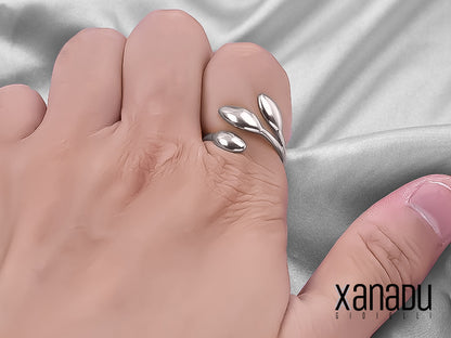 L'anello da donna è realizzato in acciaio inossidabile, regolabile per adattarsi a diverse dita. Il design presenta tre foglie finemente lavorate, che si sovrappongono in modo armonioso.