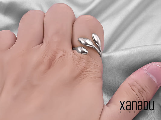 L'anello da donna è realizzato in acciaio inossidabile, regolabile per adattarsi a diverse dita. Il design presenta tre foglie finemente lavorate, che si sovrappongono in modo armonioso.