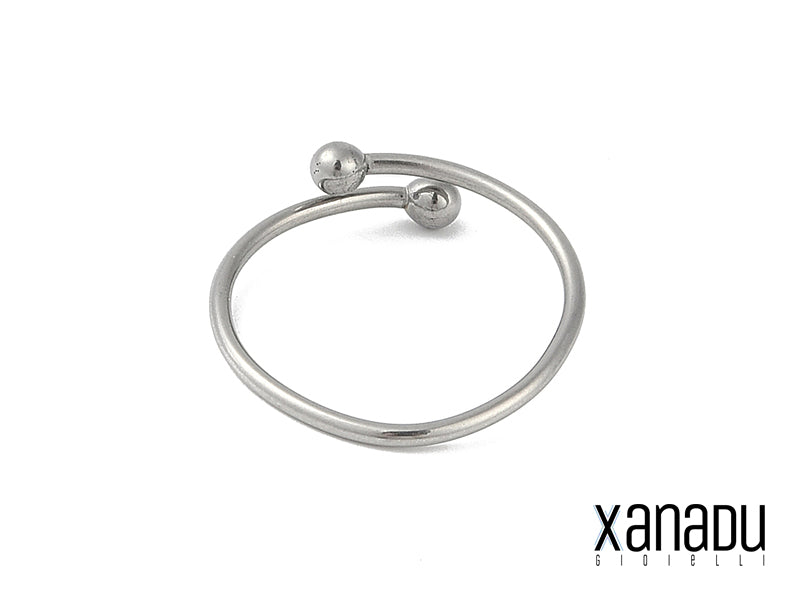 Questo anello regolabile è realizzato in acciaio inossidabile 304L di alta qualità, ipoallergenico e resistente. Il design a cerchio con due palline crea un effetto piercing moderno e accattivante. La regolazione facile e precisa lo rende adatto a qualsiasi dito. Un accessorio versatile e di tendenza.