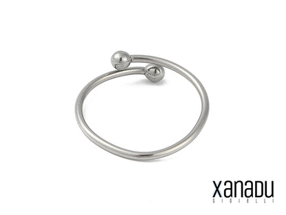 Questo anello regolabile è realizzato in acciaio inossidabile 304L di alta qualità, ipoallergenico e resistente. Il design a cerchio con due palline crea un effetto piercing moderno e accattivante. La regolazione facile e precisa lo rende adatto a qualsiasi dito. Un accessorio versatile e di tendenza.