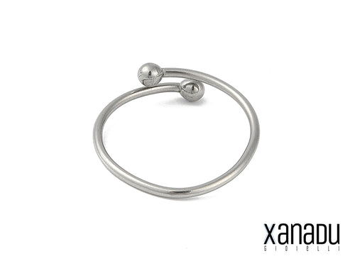 Questo anello regolabile è realizzato in acciaio inossidabile 304L di alta qualità, ipoallergenico e resistente. Il design a cerchio con due palline crea un effetto piercing moderno e accattivante. La regolazione facile e precisa lo rende adatto a qualsiasi dito. Un accessorio versatile e di tendenza.