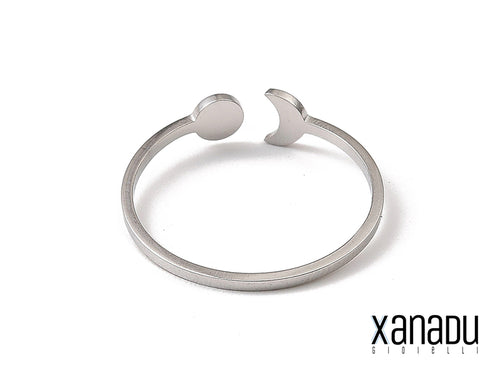 Anello da donna regolabile, realizzato in acciaio inossidabile 304L, con dettagli di luna e sole. Un gioiello versatile e resistente, perfetto per completare il tuo look con un tocco di mistero.