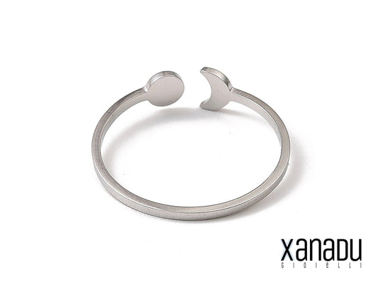 Anello da donna regolabile, realizzato in acciaio inossidabile 304L, con dettagli di luna e sole. Un gioiello versatile e resistente, perfetto per completare il tuo look con un tocco di mistero.